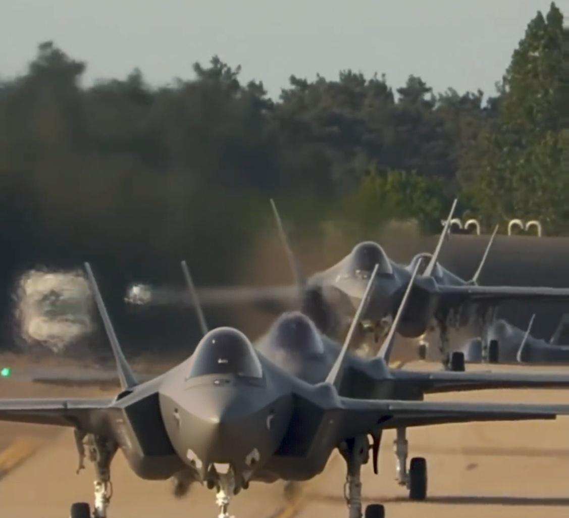 《百架F-35隐身集结日本！美日演练“隐身风暴”，突袭矛头直指何方？》

近日，