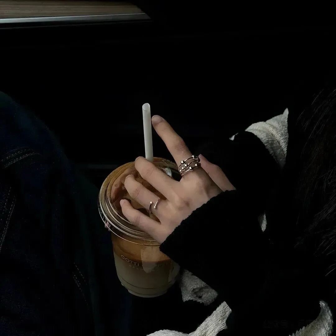 某一刻 我发现我珍视的人对我轻慢 于是我决定断了念想 ​​​