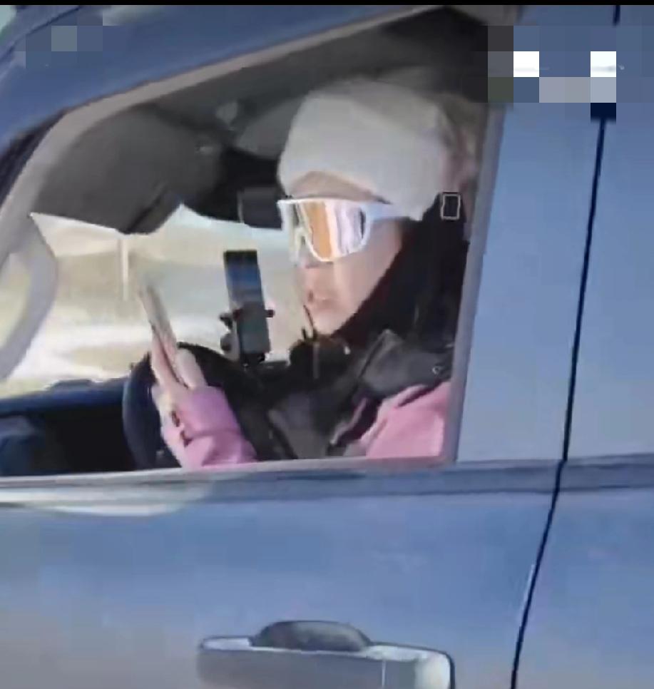 刷到这条视频我直接破防了！1 月 4 日内蒙古赤峰，一位牧民大爷眼睁睁看着自家草