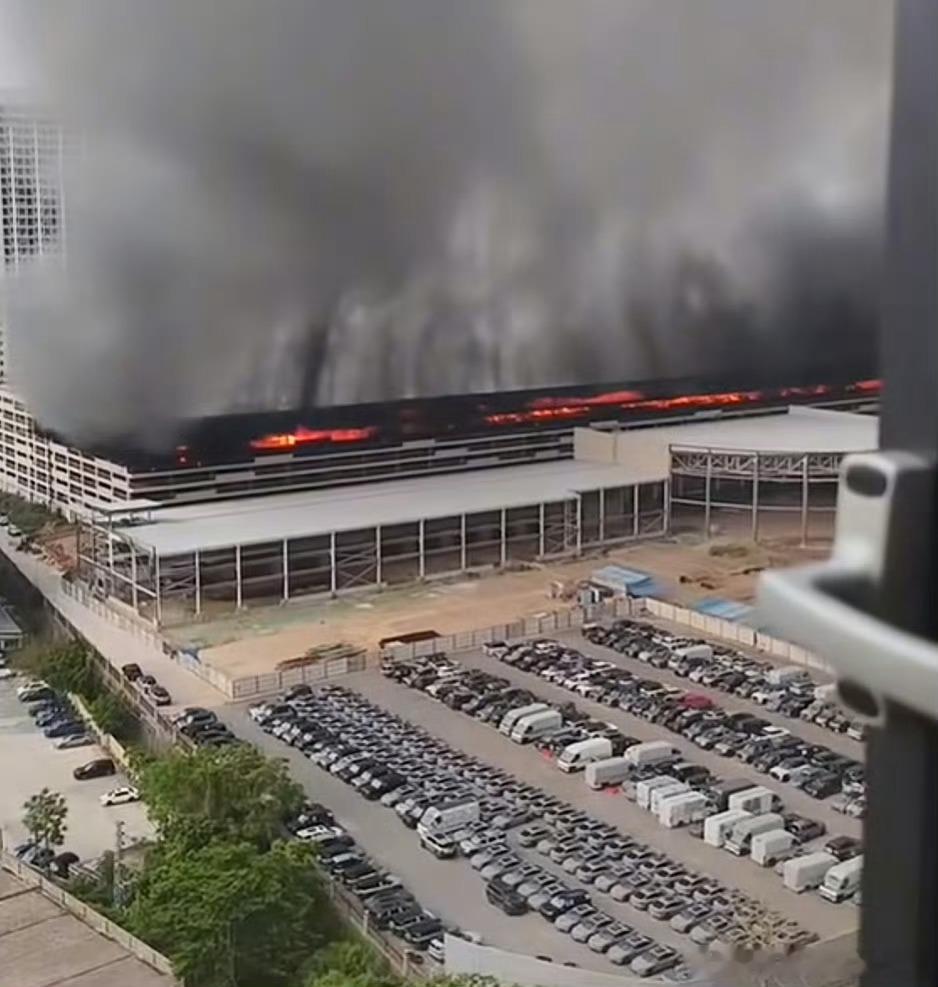 当下热搜第一，比亚迪坪山，也就是他们总部所在地今天早晨大火。目前有传言是立体停车