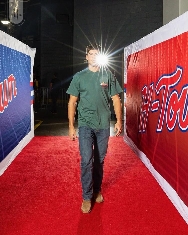 虽然火箭队主帅乌度卡将谢泼德放在首发阵容当中充当后卫，看起来火箭队是双控卫配置，