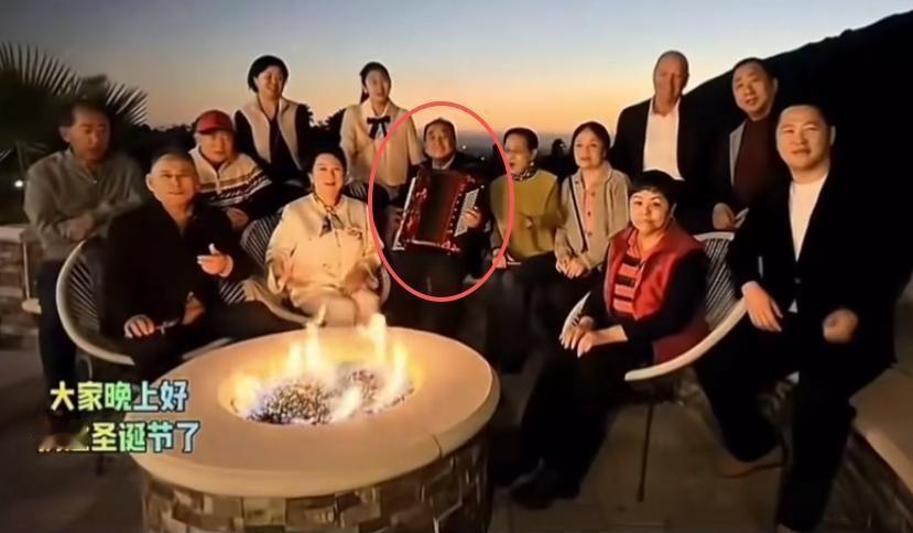 著名相声表演艺术家姜昆大师，于圣诞节前夕与一群老表演艺术家们在其美国加州豪华府邸