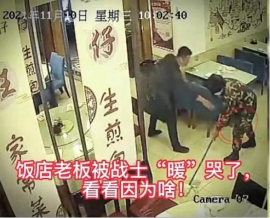 这就是军人！黑龙江哈尔滨，一家餐厅突然走进来十几名战士，他们并不用餐，只是借用厕