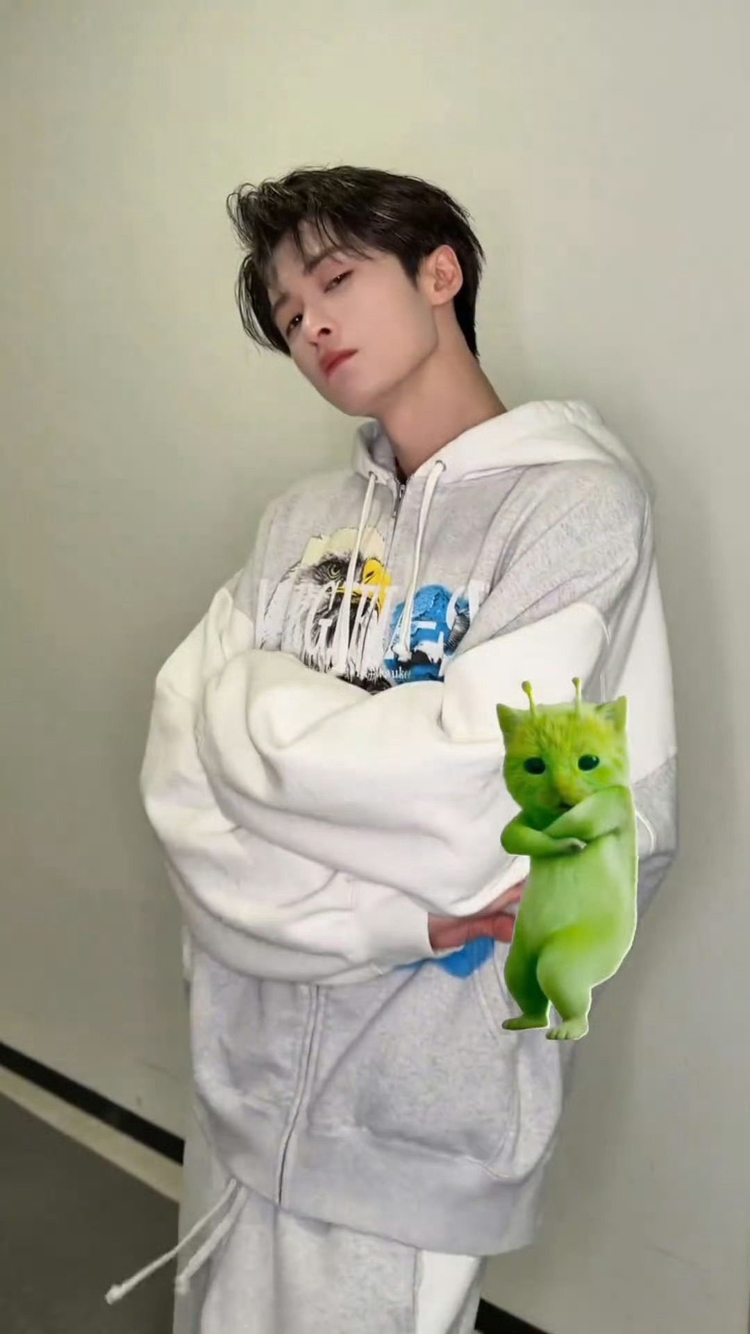 檀健次抖更新小鸡手势舞“和外星小猫学的舞🐱”跳的一模一样太可爱了好萌😁檀健次