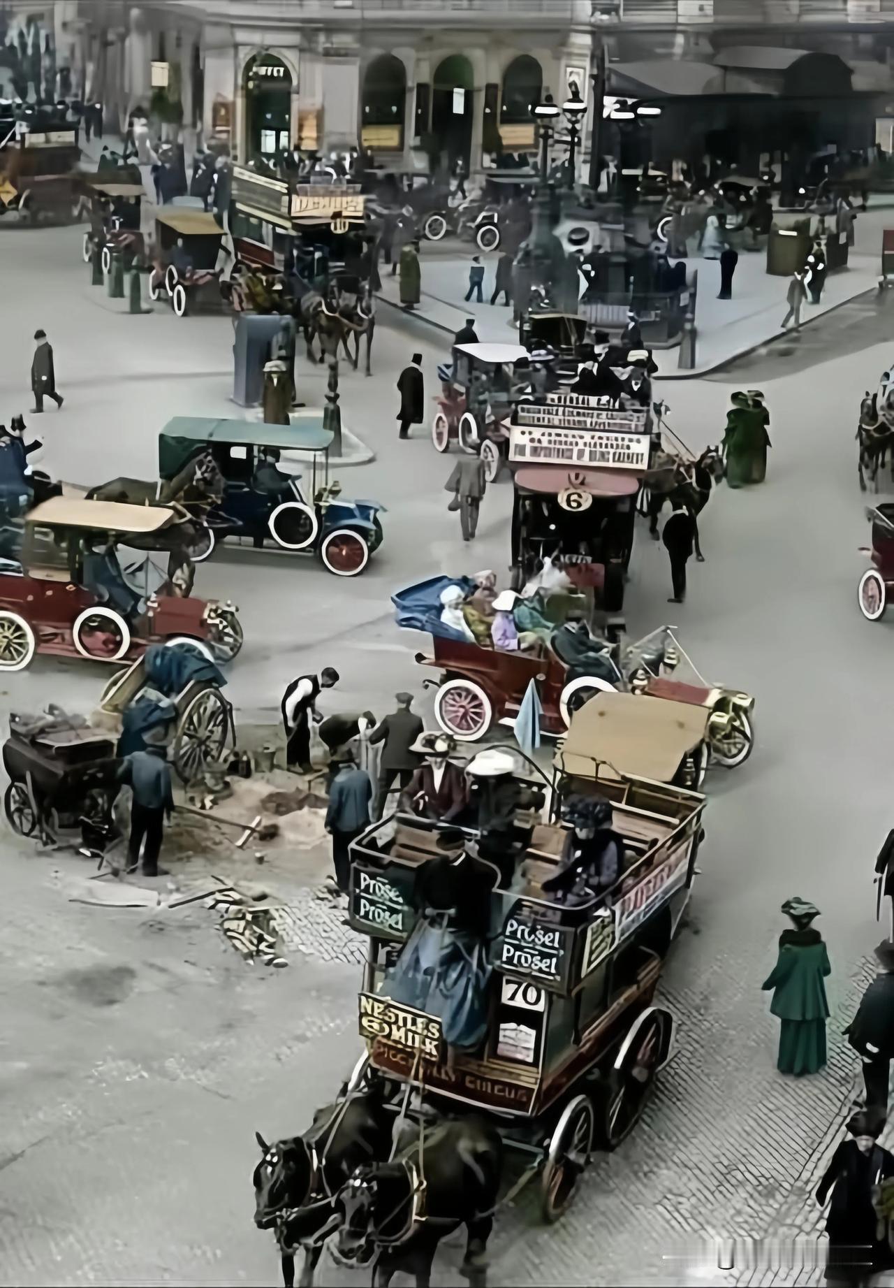 1910年，英国伦敦皮卡迪利广场的道路正在施工