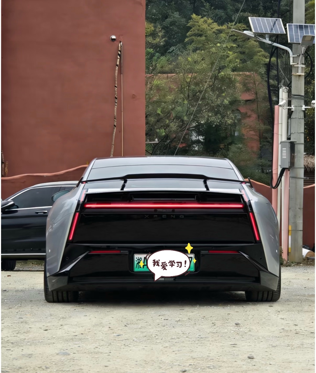 总感觉小鹏P7这个车屁股和这个尾翼有点不搭 而且 我觉得P7如果出旅行版的话，如