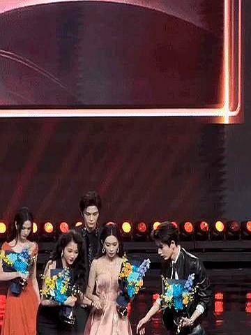 白鹿张凌赫剧宣期粘成连体婴，微博之夜却隔三个座位零互动！
你还记得剧播时他俩跑1