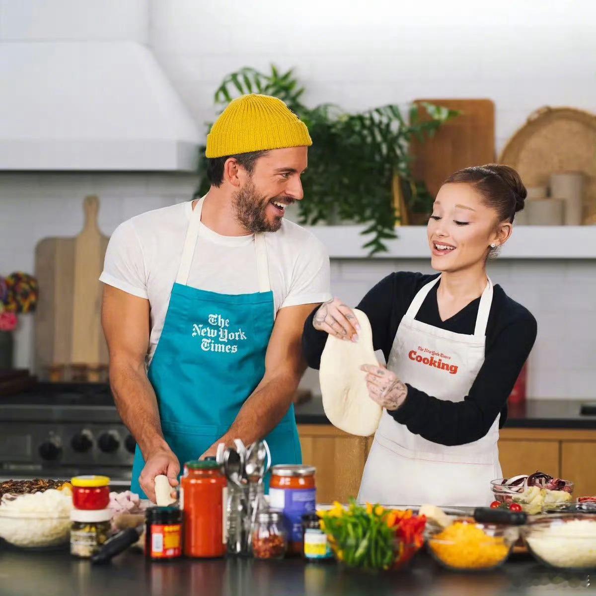 《魔法坏女巫2》“A妹”爱莉安娜·格兰德 与乔纳森·贝利 登上《纽约时报》烹饪节