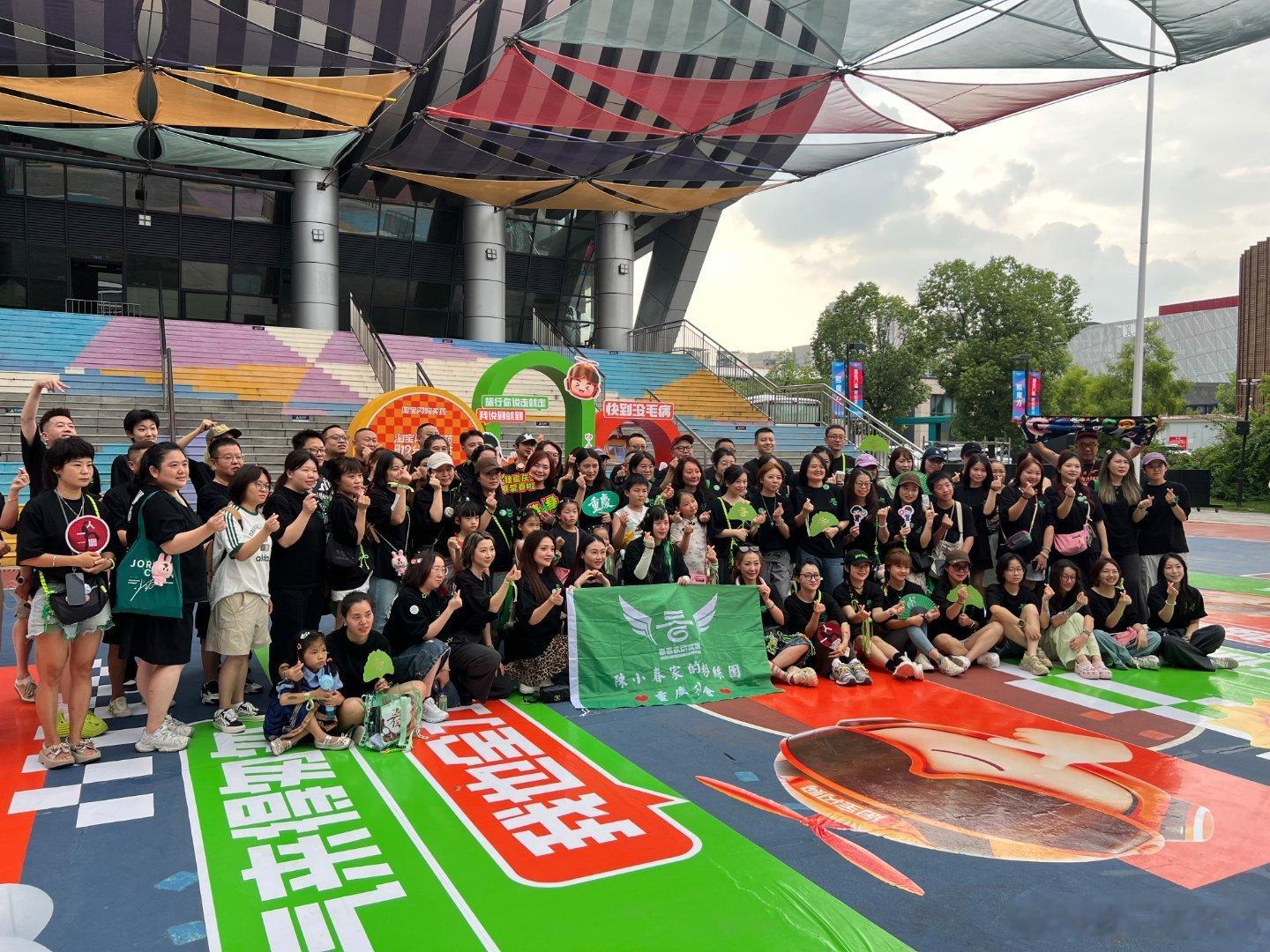 陈小春重庆演唱会说重庆兄弟多火锅辣吃完重庆地道火锅肠胃隐隐作痛🤢，不想顶着烈日