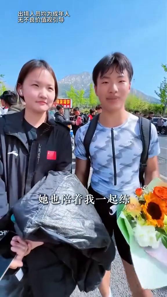 考场之外大胆秀恩爱。
出境人员均为成年人，无不良价值观引导。
牛批，也是等了我一