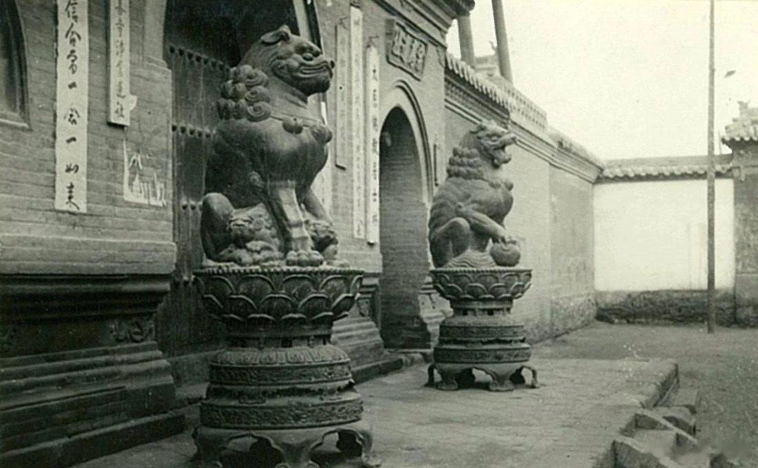 太原崇善寺山門　鉄獅子 ​​​