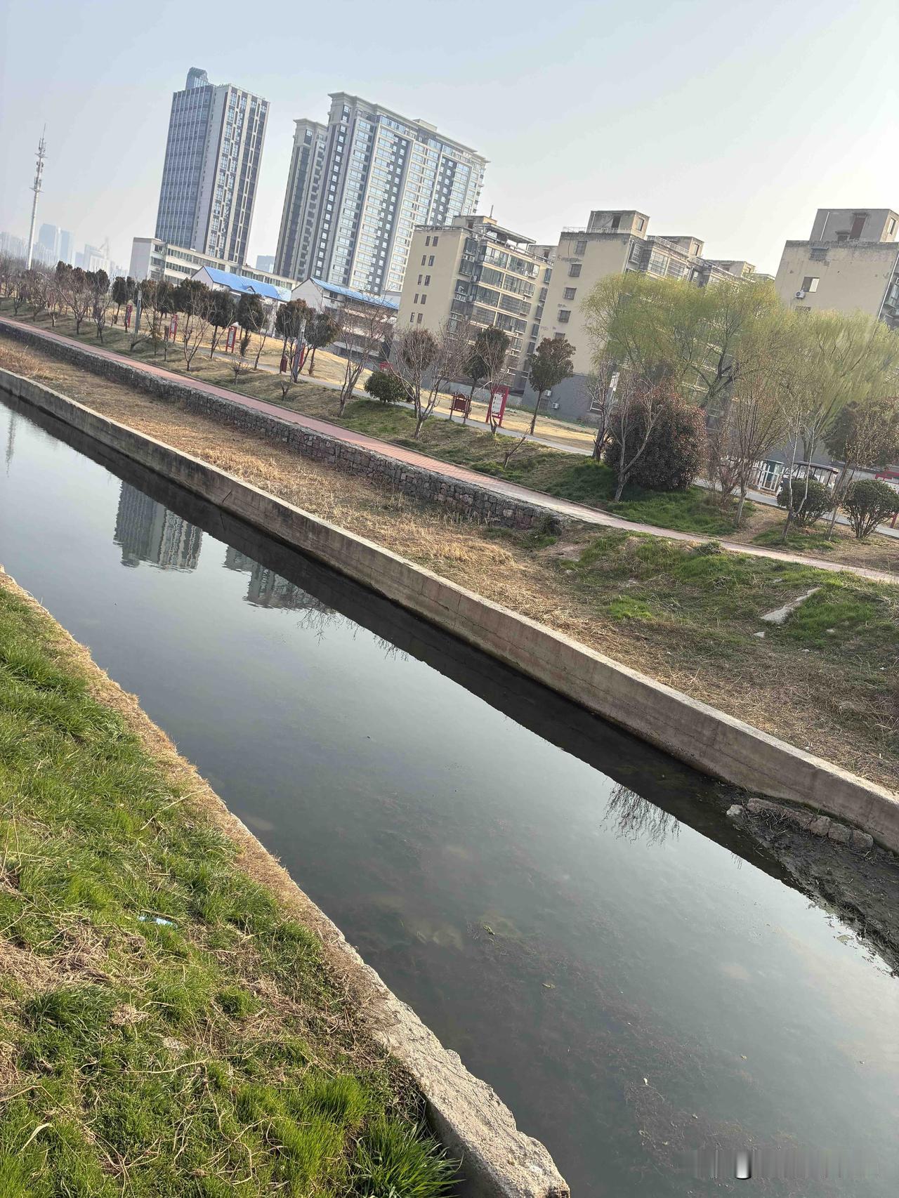 故乡的河(忆往昔)

望着故乡
故乡那一条河
温柔的河水起浪波
也许也许那是
那