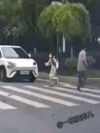 警告⚠️学生过马路小心点，一定要注意安全，做到眼观六路，耳听八方。

不管怎么说