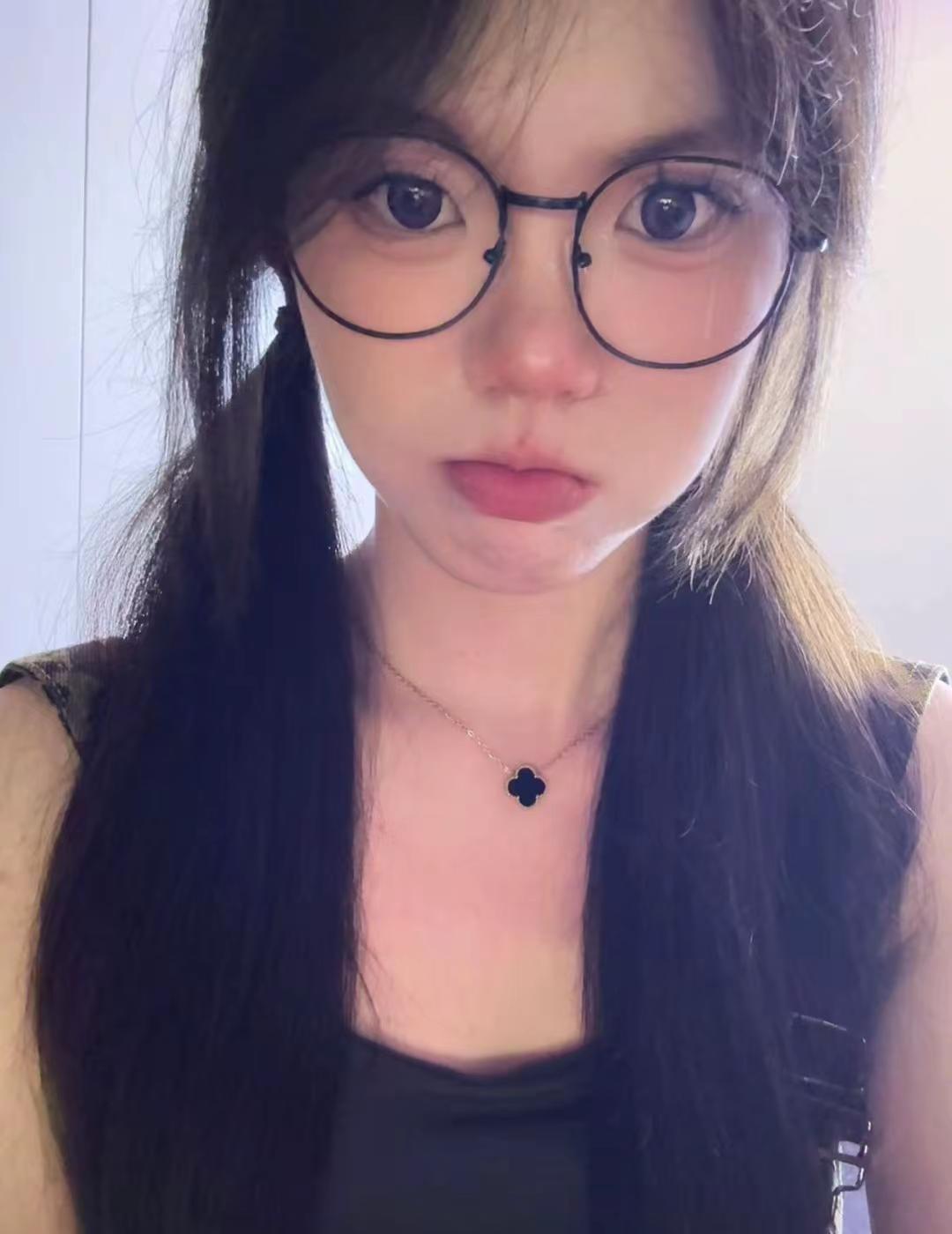 如果我就这样萌萌的看着你呢素颜镜框 整理碎发 怼镜头自拍 随拍随发日常