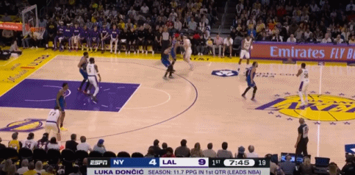 今天开局的艾顿积极性比上一场好，尼克斯打铁打得猛，尼克斯4-11湖人。尼克斯vs