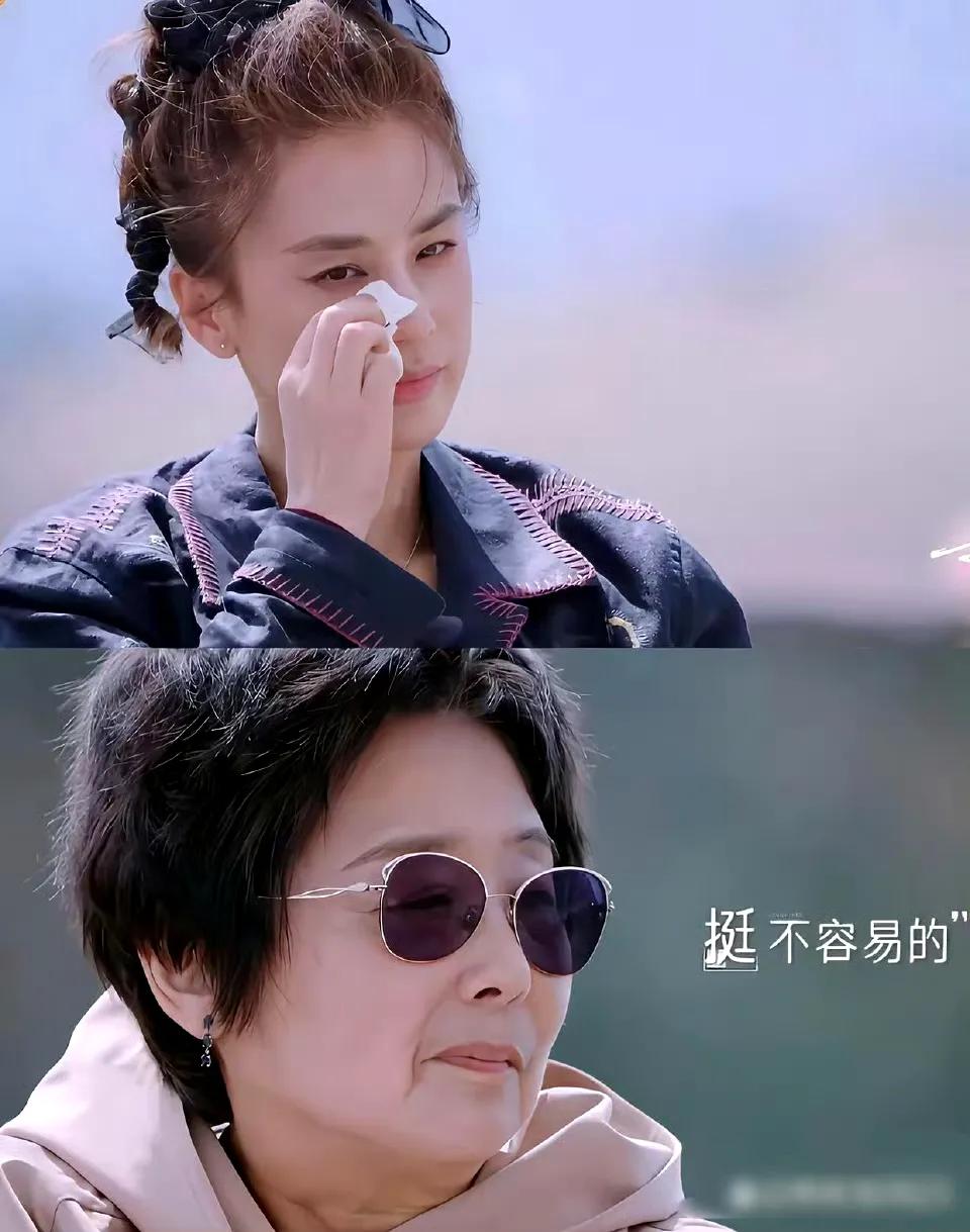 按理说黄圣依是上海独生女，父母是高知，
可是她结婚不告诉妈妈，这挺很不对劲。
看