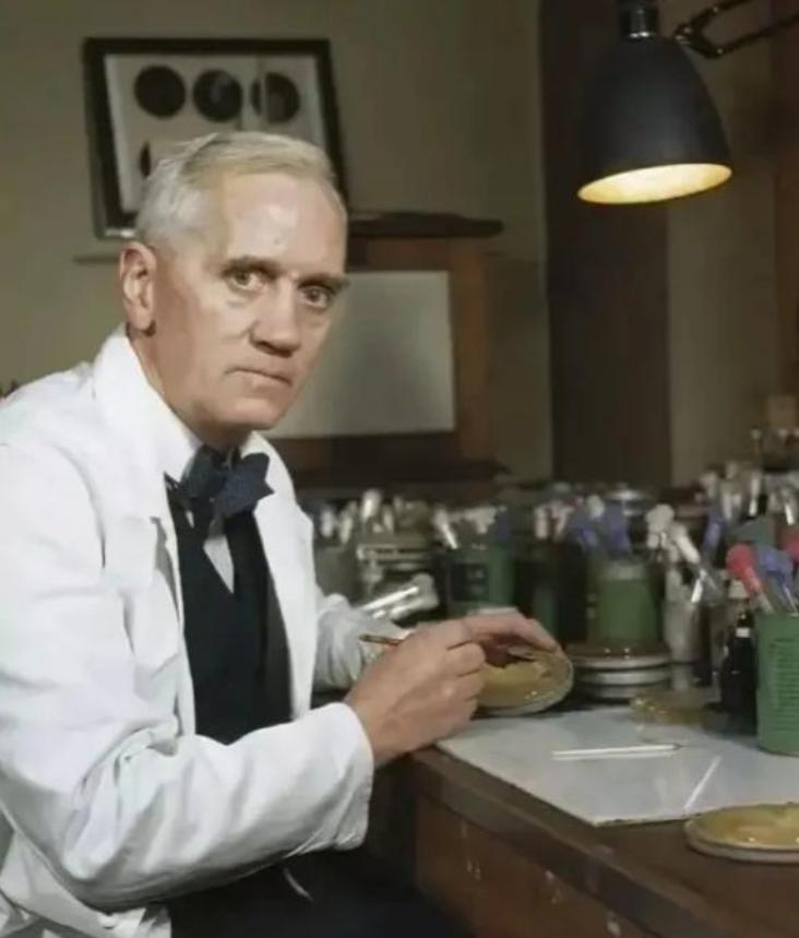 1921年，弗莱明在实验过程中，不小心打了个喷嚏，一点鼻腔粘液刚好滴在培养基上，