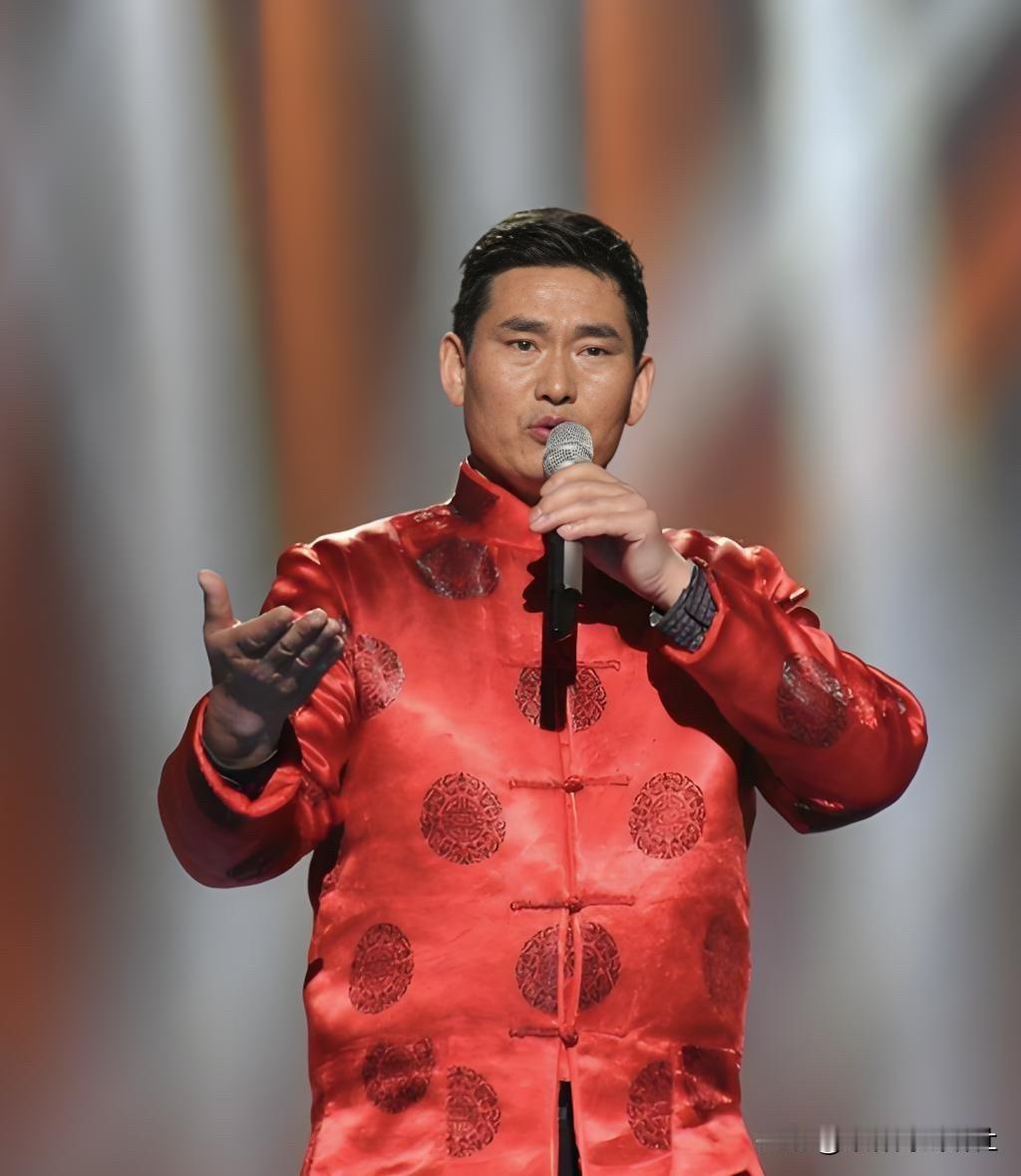 最近大衣哥又火了一把，57岁上音乐节把年轻人整破防了，档期直接排到五月底。

网