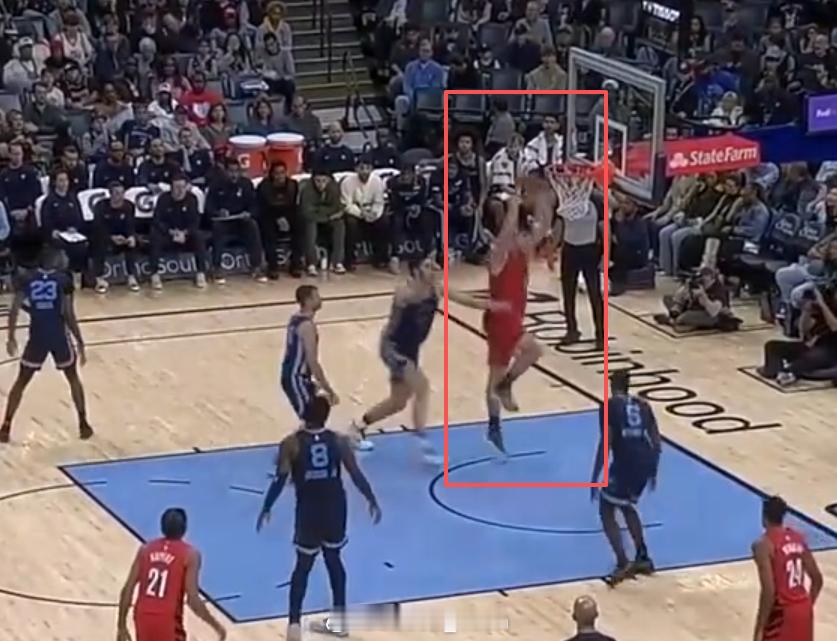 杨瀚森转身暴扣 杨瀚森生涯首次首发就陷犯规陷阱，上半场 4 犯在场时间寥寥，本以