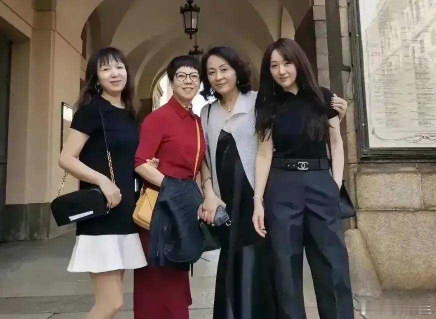 53岁的杨钰莹和三位同学一起合影，我被她的颜值和身材惊艳到了。都53岁了看上去就