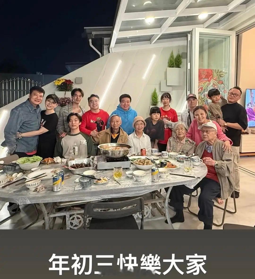 钱小豪家族春节聚会，三代同堂拜年好热闹，35岁长子身材健硕抢镜！ 
