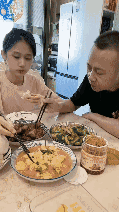 我第一次减肥快忍不住的时候，刚夹起一块肉就被爷俩眼神吓住了 [打脸]