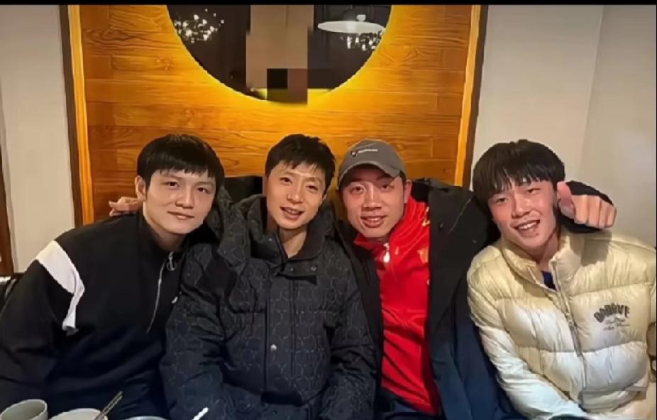 国乒男队四将同框聚餐，樊振东、马龙、许昕、王楚钦尽显赛场外烟火气
 
樊振东、马