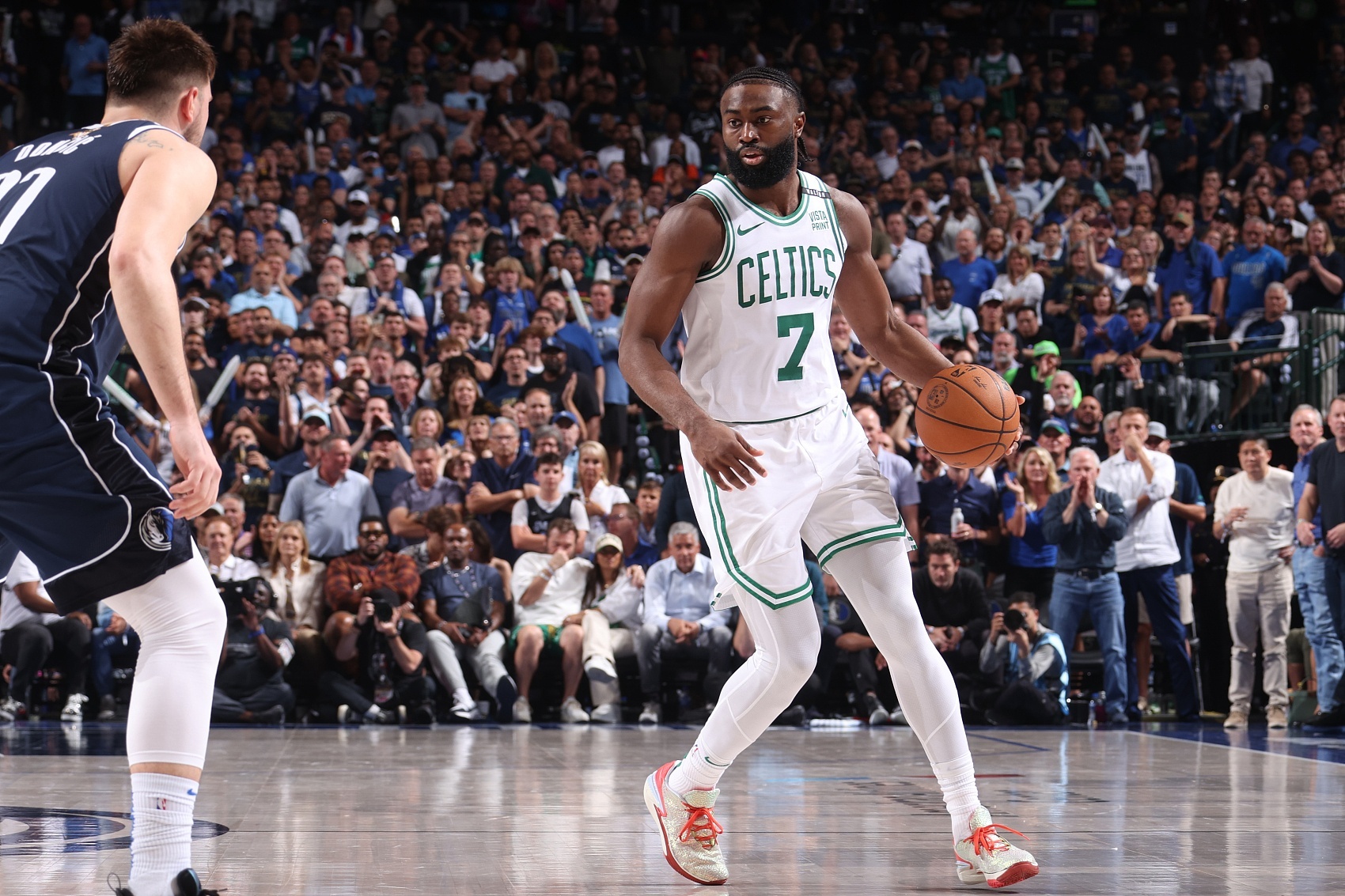 前凯尔特人球员杰夫·蒂格表示，杰伦·布朗比东契奇更有资格入选最佳阵容一阵。他说：