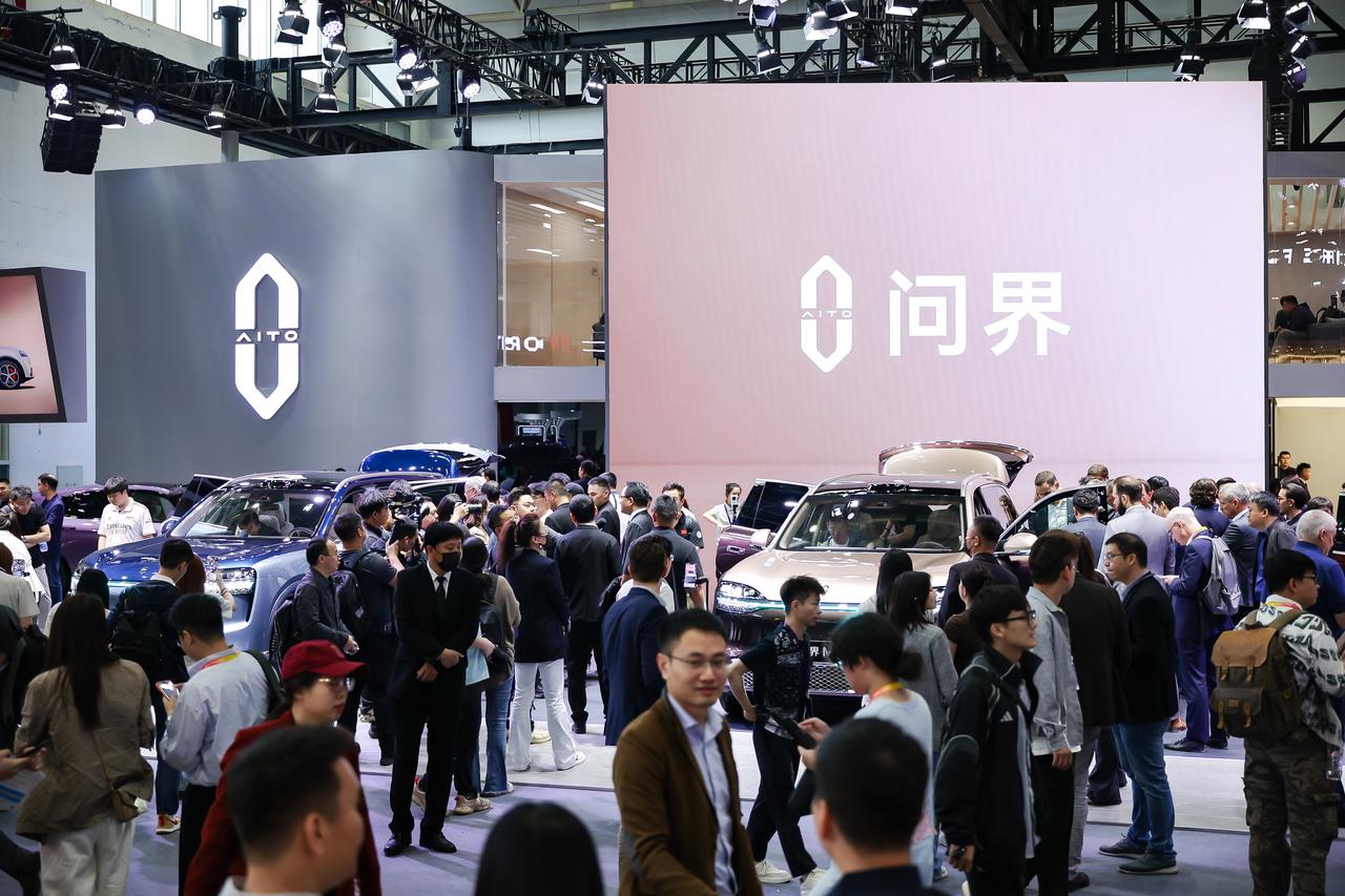 4月24日北京车展首日，问界M6在鸿蒙智行展台举办交付仪式，实现上市同步交付。