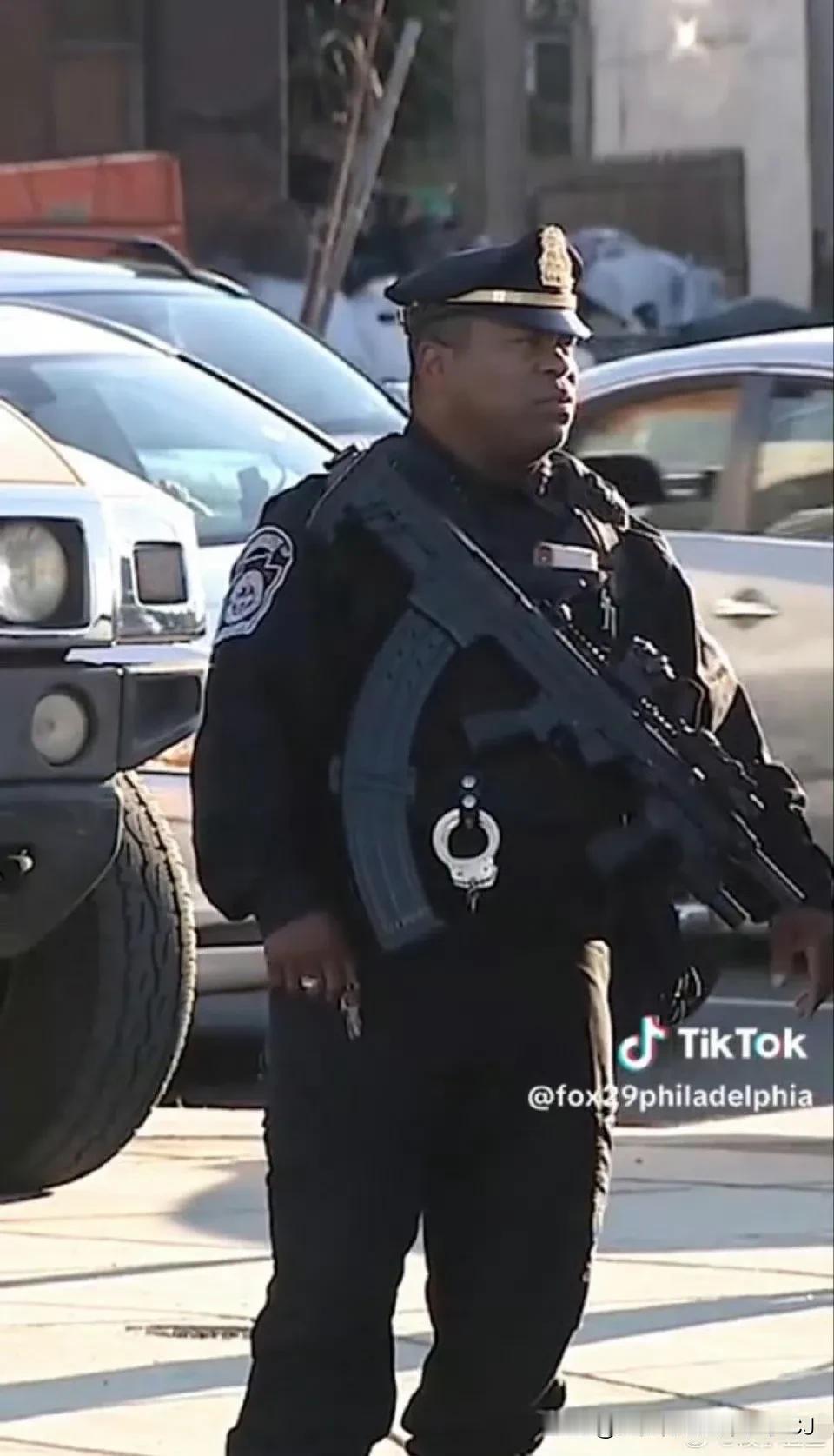 现在欧美国家的保安，不是军警哦，
还以为是在非洲，全是黑哥，
因为有武装的匪徒，