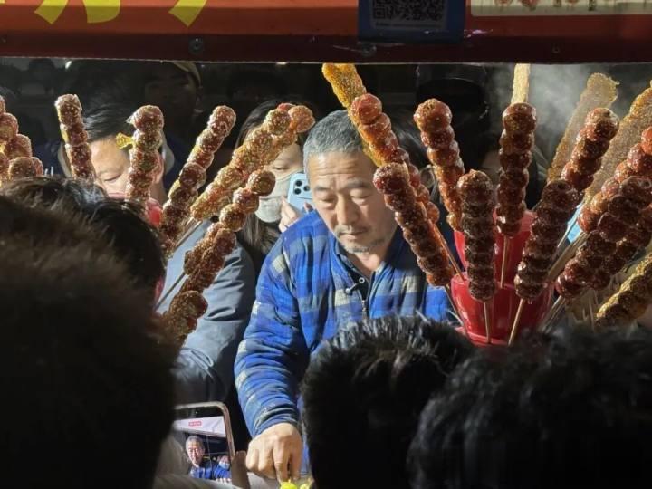 “糖葫芦大爷”丧子后出摊，大学生每天排队1个半小时支持生意！有人扫码不要糖葫芦