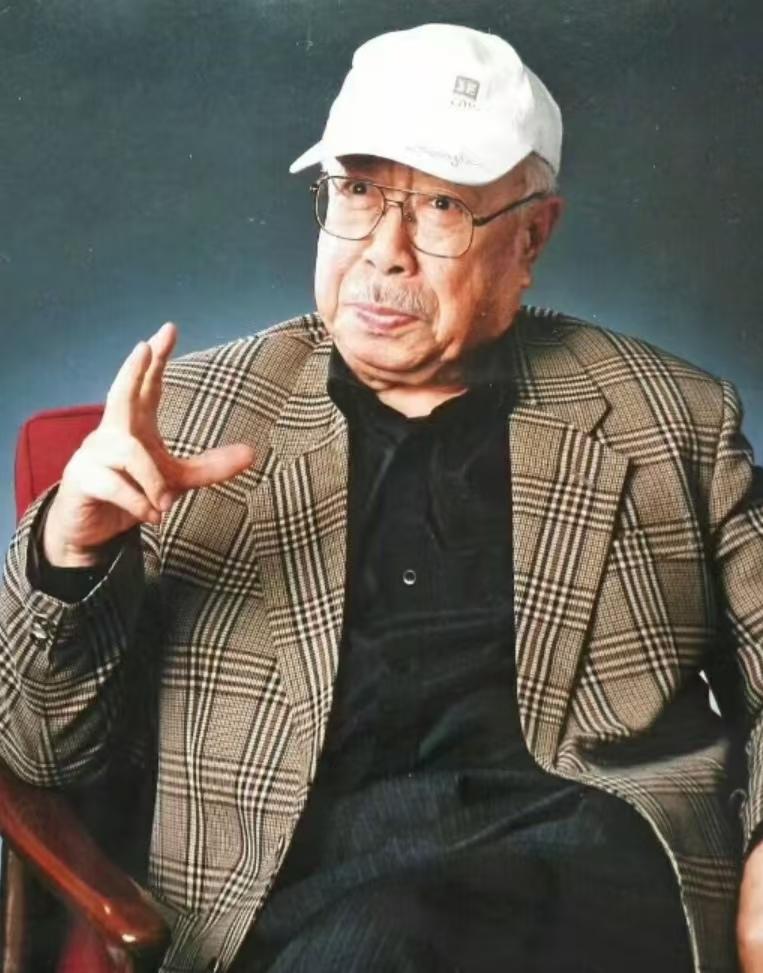 看到这位银幕上的老演员，我就想起两句台词：
“高！实在是高！”
“我胡汉三又回来