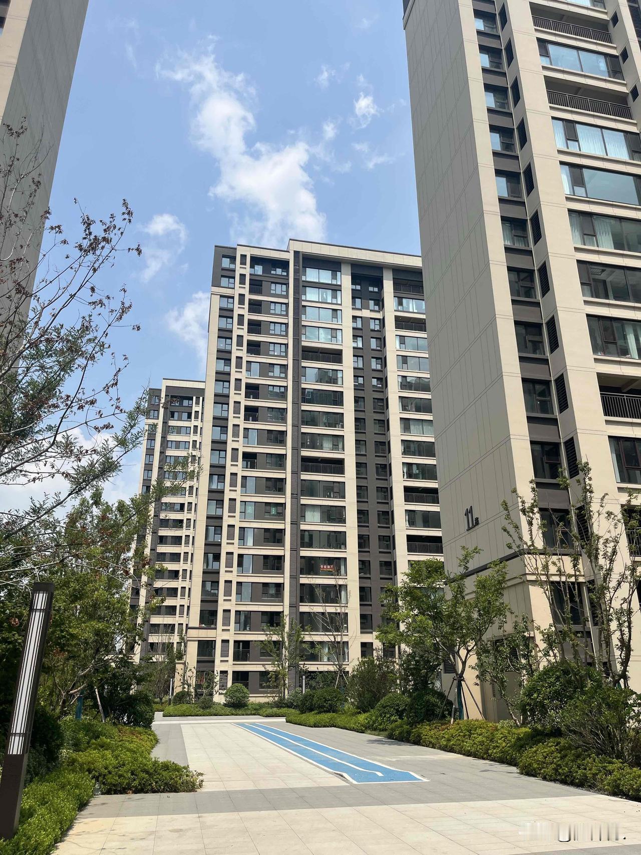 西海岸两河路附近，去年才交付的一个楼盘。

前期物业九月份要撤出了。理由很简单，