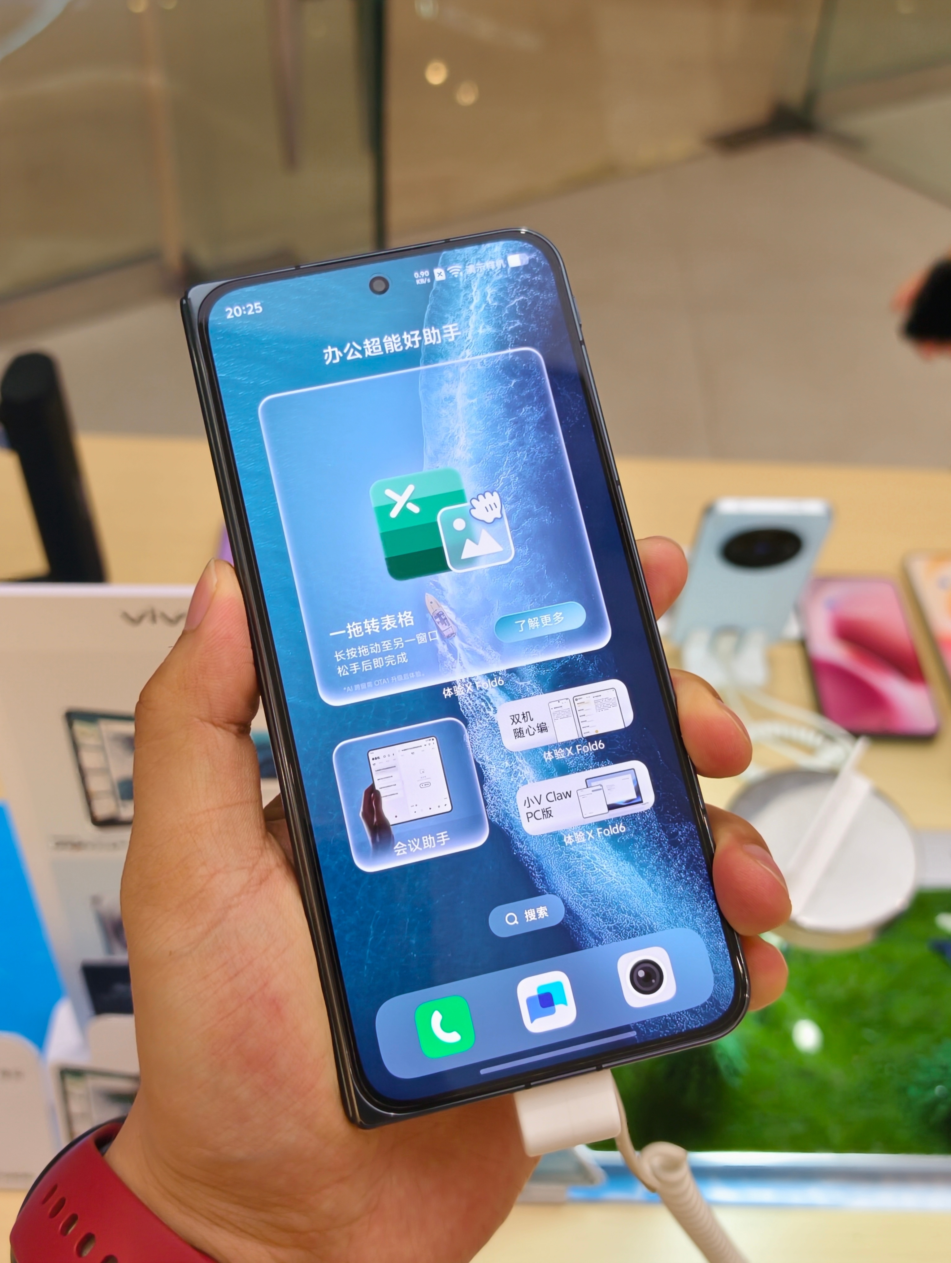 vivo X Fold6简单上手体验了下，这一代的大R角设计，整机视觉精致感提升