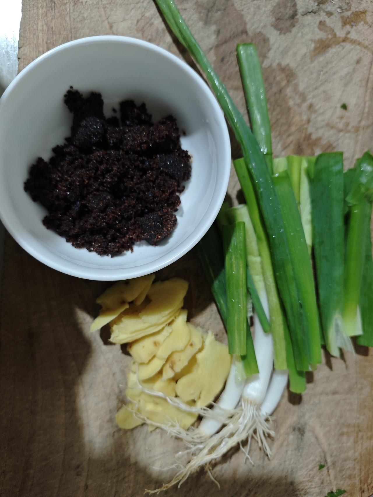 天寒地冻，数九寒天。
来熬一碗姜汤驱驱寒。
兄弟姐妹们注意保暖哦。
冬天 喝姜汤