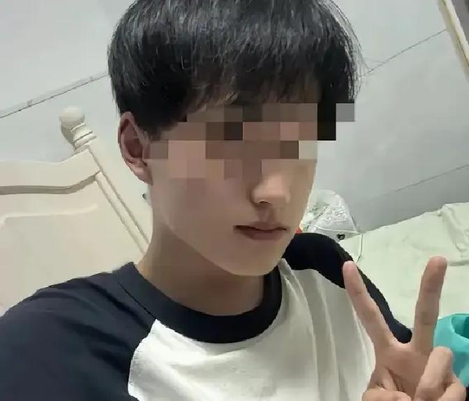 夜色杭州街头，一个刚满20岁的年轻人拖着行李箱，眼眶发红地走出老旧小区大门。
