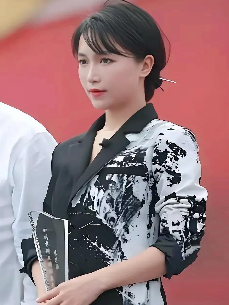 李子柒的复出，各种声音随之而来。最近，台媒一个记者在平台上撰文，公然指责李子柒在