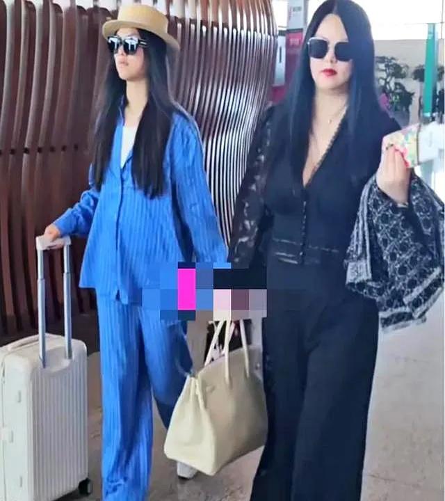 李湘母女机场亮相，拎爱马仕气场十足，李湘身材似乎更丰满了！

李湘近期带女儿王诗