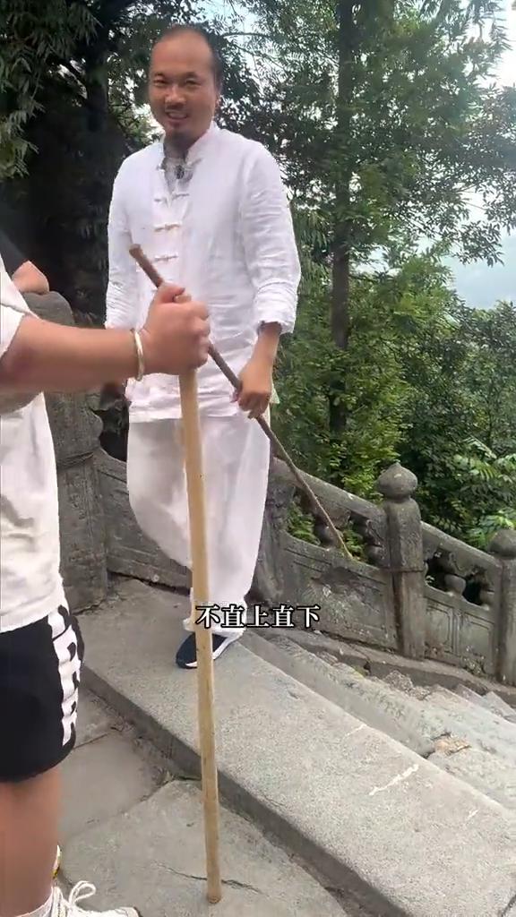正常上台阶都是这么走的，不直上直下，对胯没有打开上不来，因为一个一个太慢了。南天