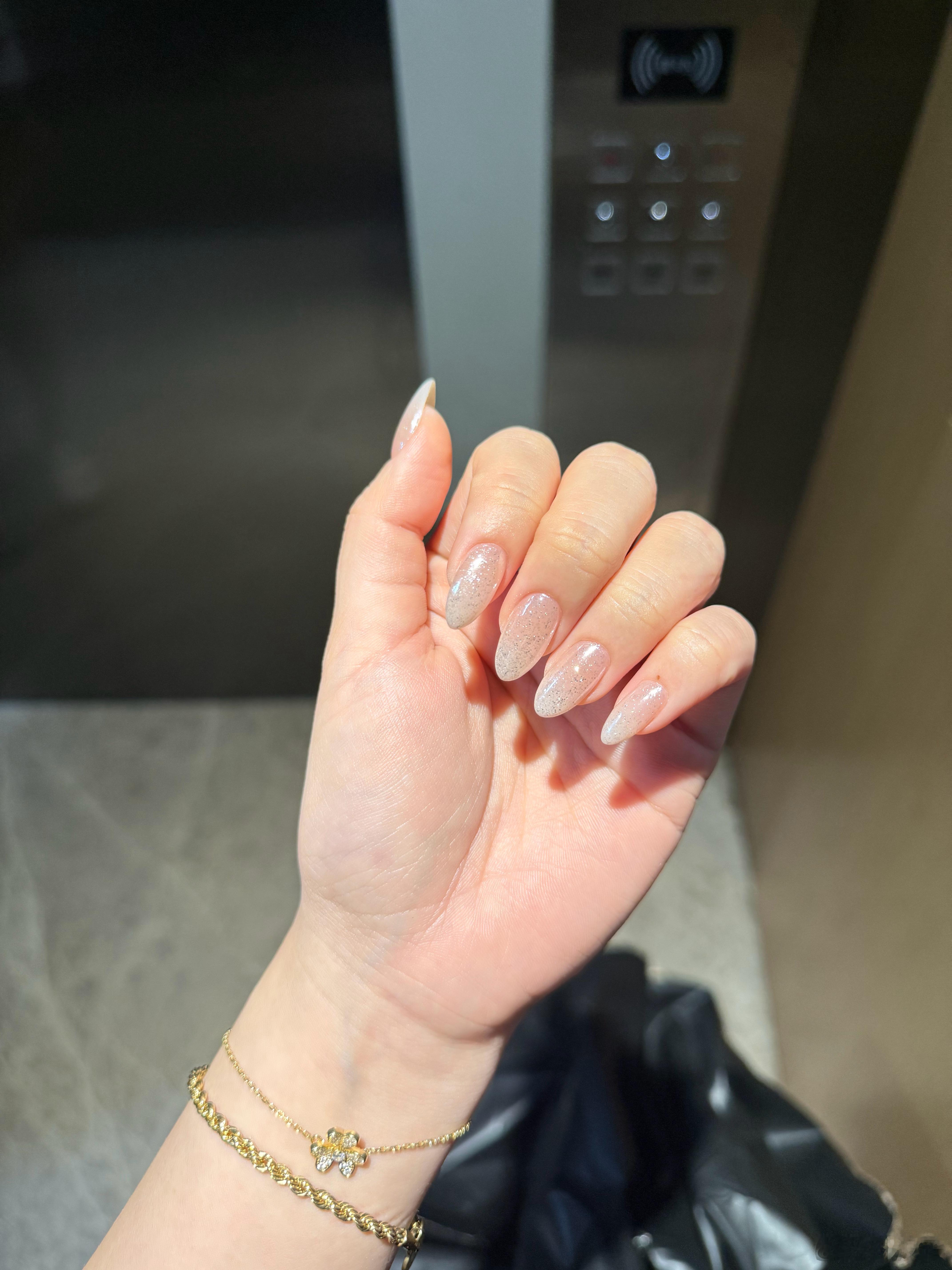 本月美甲 现在都是这种白女美甲 素素的 东方树叶这个巨无霸瓶 😄 