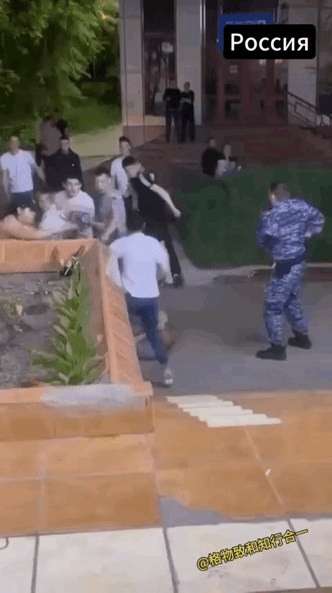 手里只要掏出"真理"，看哪位捣乱分子敢如此放肆！不然就拿起"真理"怼你脑门。让你