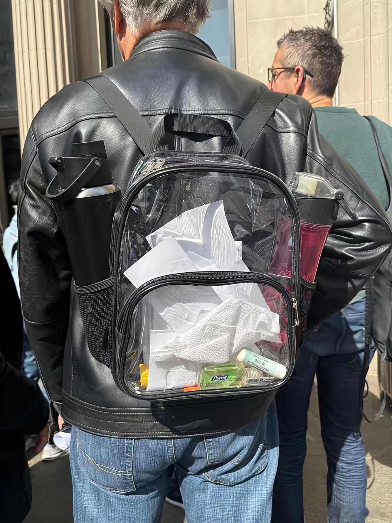 据说，这个包在欧洲，背在身上可以防止被抢。妥妥的安全包！