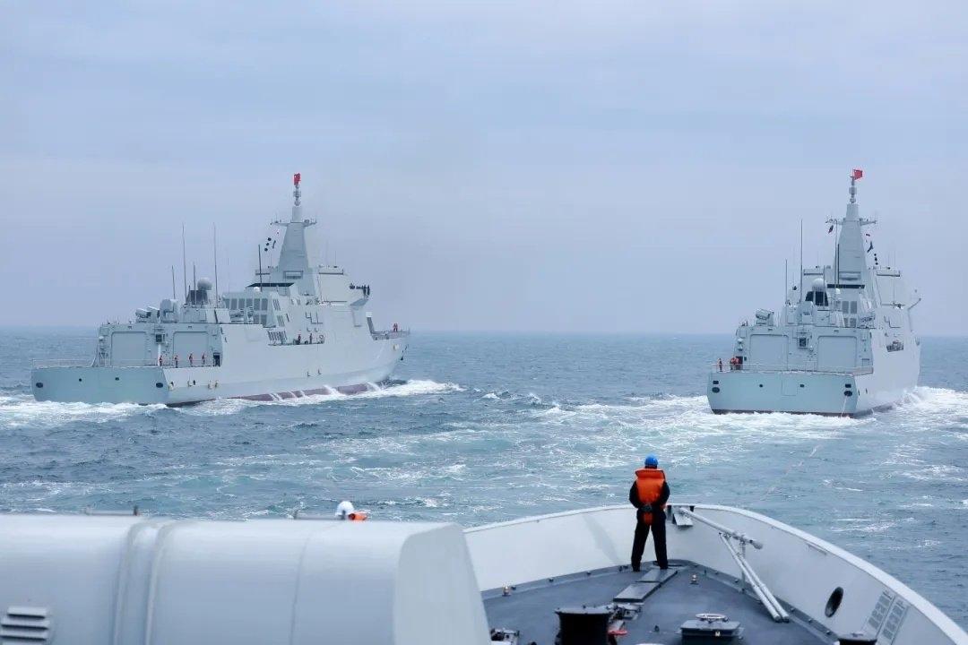 109和110伟岸的背影。