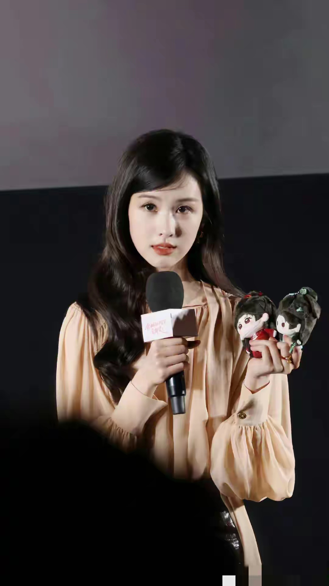 陈都灵直播！“浅杏衬衫+大红皮裙”，温婉大方简直太美了 
