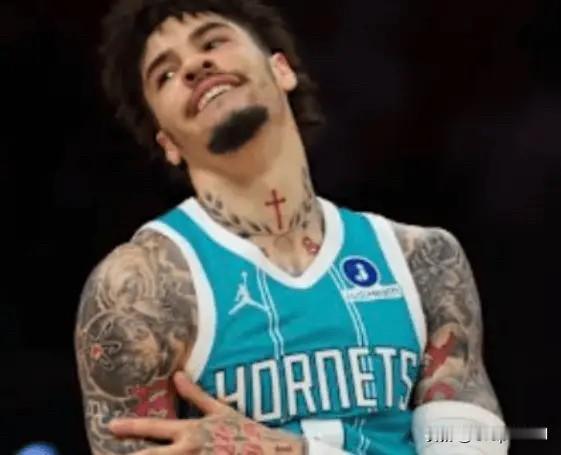 黄蜂将在今天的比赛中对阵步行者，拉梅洛-鲍尔并没有先发出场。

据记者Rod B