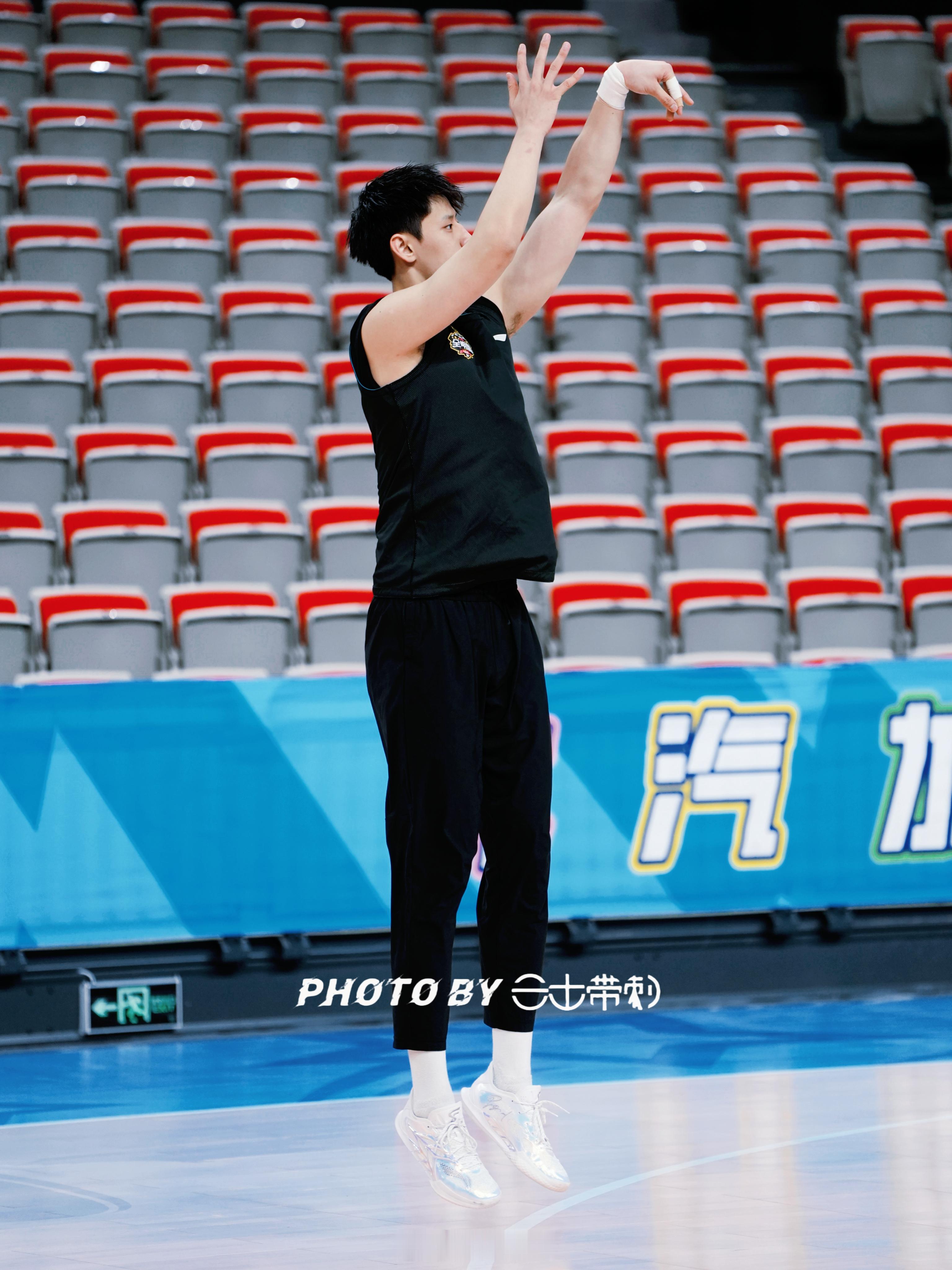 北京男篮vs青岛男篮曾凡博 爱酱踩场，第一次穿了自己的PE，闪击12！珍珠白的配