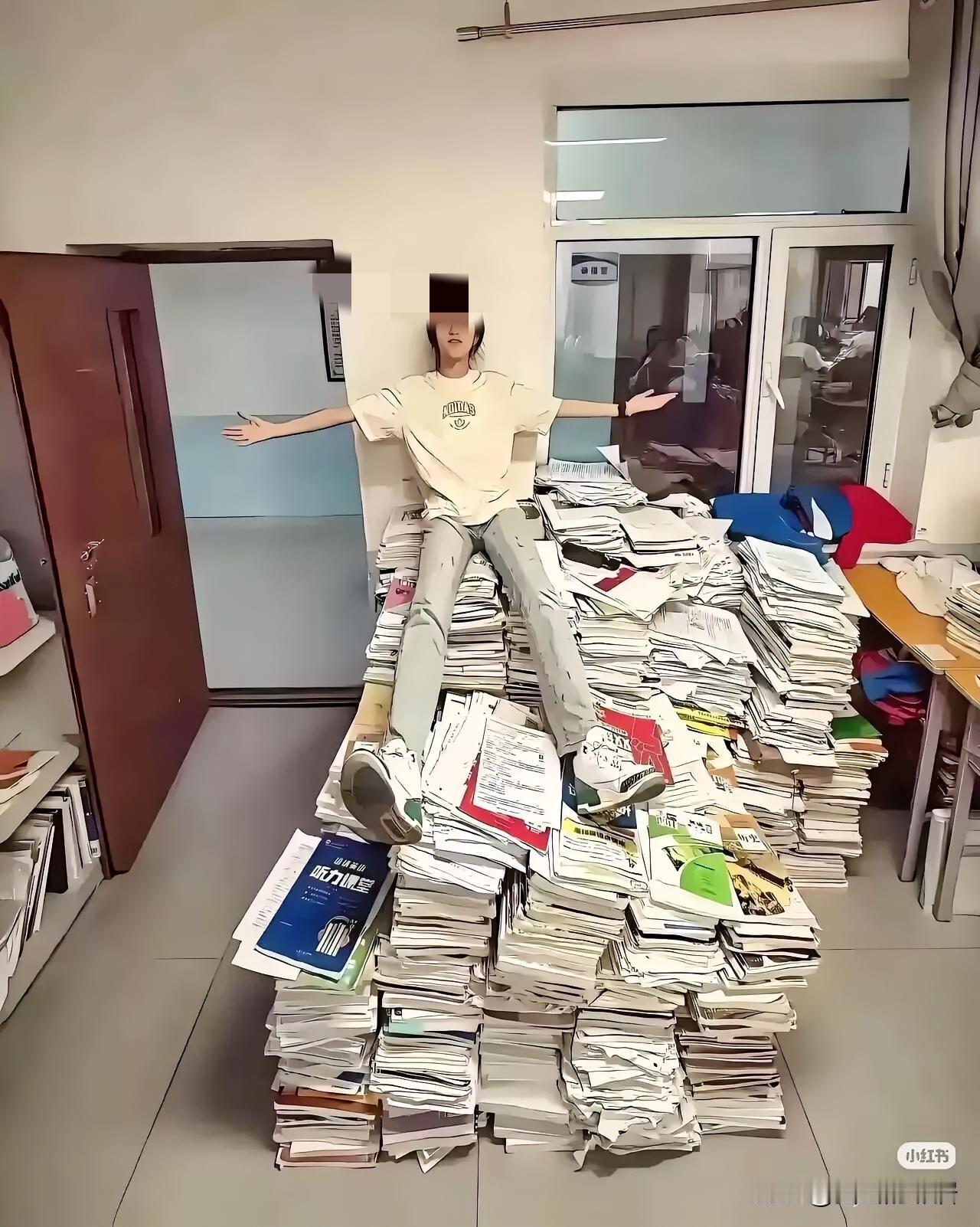 想不明白，女儿高考完之后，回家做的第一件事：就是把所有高中的课本、练习册、试卷，