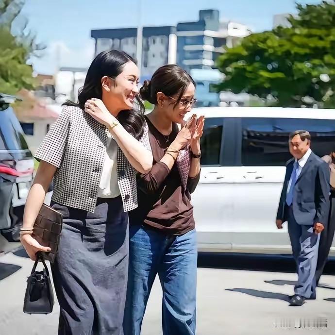 潘通泰依旧不来看他信，佩通坦与她姐姐萍通塔笑容可掬地面对大家。萍通塔举止大方，佩