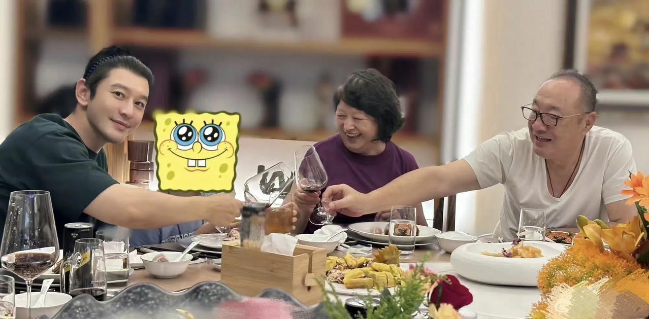 黄晓明和叶珂疑似已经结婚，黄晓明晒出了带小海绵和父母一起过中秋的照片，有网友在问