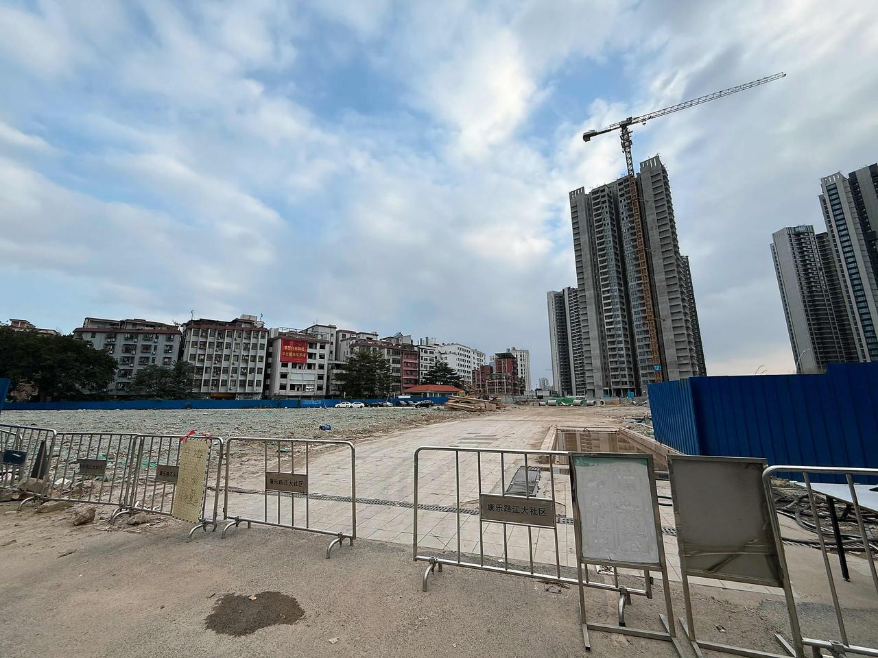 走访市场，了解逸景路、中海大境、东风村等一带的情况。

❶东风村启动区拆迁进度迅